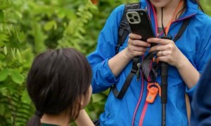 汤唯一家四口被偶遇，女儿长发飘飘好女神，金泰勇看妻女眼神宠溺