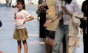 章子怡带俩娃日本追星，穿阔腿裤小翘臀抢镜，女儿像妈、儿子像爸