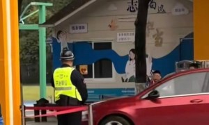 杭州一小学学生列队敬礼迎车辆入校引质疑！教育局：严肃批评